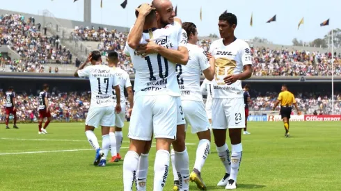 Festejo del plantel de Pumas ante Chivas en la última victoria.