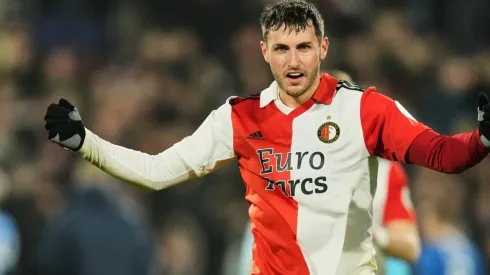 Santiago Giménez volvió a ser titular con el Feyenoord