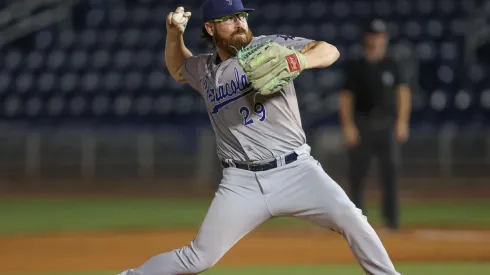Matt Pobereyko como pitcher de los Blue Wahoos de Pensacola.