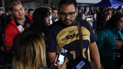 Aficionado de Pumas con su Fan ID.