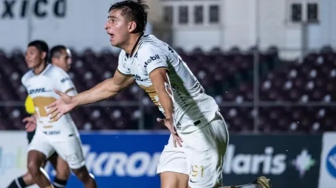 Emiliano Freyfeld en el festejo de su gol.