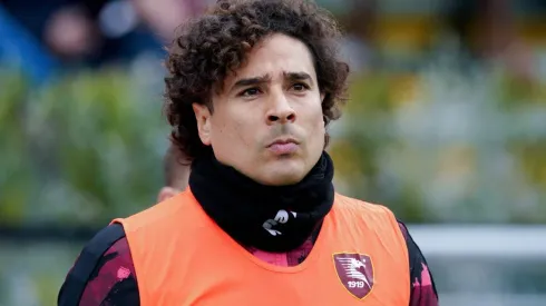 Guillermo Ochoa previo a un partido del Salernitana en la Serie A.