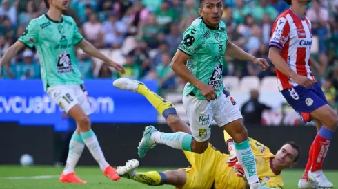 Angel Mena en una amenaza del León al arco de Marcelo Barovero.