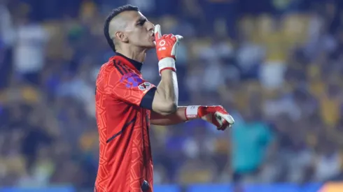 Nahuel Guzmán callando a su afición.