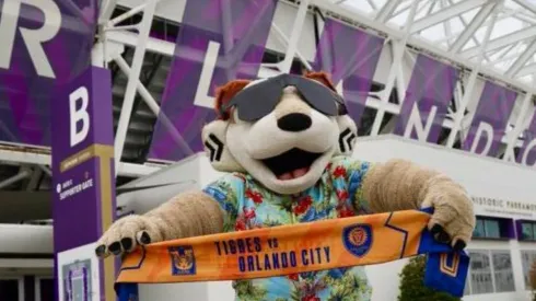 La mascota de Tigres en el estadio Exploria, casa del Orlando City.
