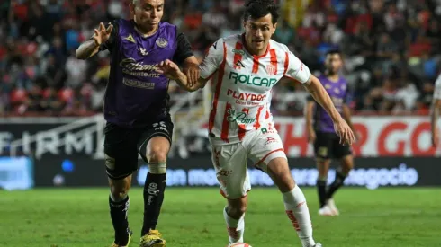 Miguel Sansores, del Mazatlán, en duelo con Fernando Madrigal, del Necaxa.