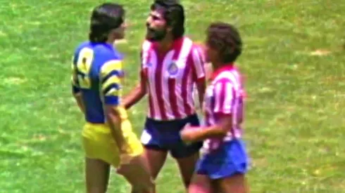 Norberto Outes de América y Eduardo Cisneros de Guadalajara en la bronca de 1982.