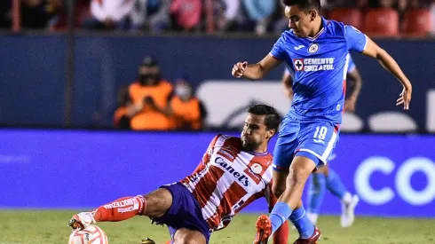 Andrés Iniestra, del Atlético de San Luis, contra Carlos Rodríguez, de Cruz Azul.