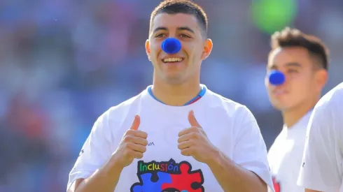 Erik Lira de Cruz Azul con la nariz azul para concientizar por el autismo.