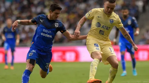 Stefan Medina, del Monterrey, y Jonathan Rodríguez, del América.