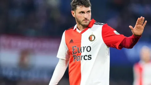 Santiago Giménez en un partido de la Eredivisie con el Feyenoord.