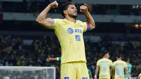 Henry Martin en el festejo de gol en el Azteca.