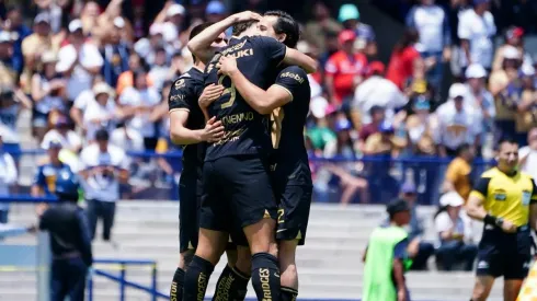 Dinenno en el festejo de su gol.