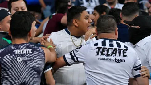 Aficionados durante la pelea.