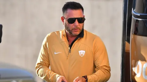 Antonio Mohamed en su llegada al estadio BBVA.