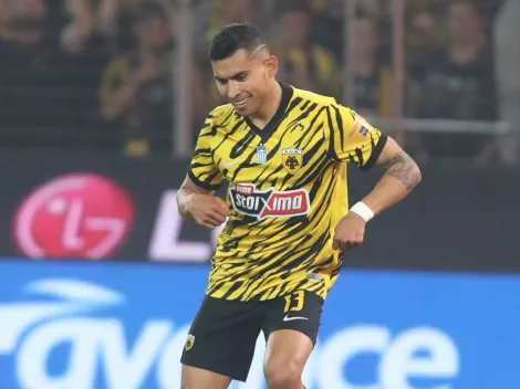 VIDEO: Pineda se aventó a una pila de charolas en Grecia