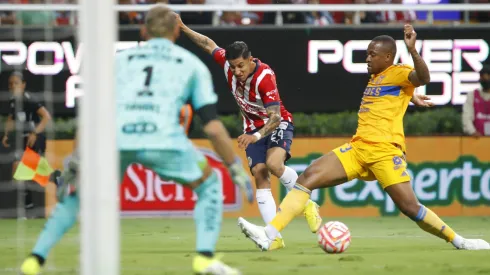 ZAPOPAN, MEXICO - SEPTEMBER 13: Carlos Cisneros of Chivas fights for the ball with Samir De Souza of Tigres during the 9th round match between Chivas and Tigres UANL as part of the Torneo Apertura 2022 Liga MX at Akron Stadium on September 13, 2022 in Zapopan, Mexico. (Photo by Refugio Ruiz/Getty Images)