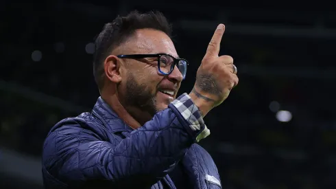 Ciudad de México, 22 de abril de 2023. Antonio Mohamed "Turco", Director Técnico, gesticula a la Afición tras ser expulsado, durante el partido de la jornada 16 del torneo Clausura 2023 de la Liga BBVA MX, entre las Águilas del América y los Pumas de la UNAM, celebrado en el Estadio Azteca. Foto: Imago7/ Eloisa Sánchez