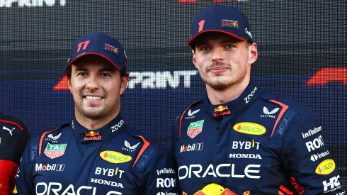 Sergio Pérez y Max Verstappen celebrando un podio en la Fórmula 1.
