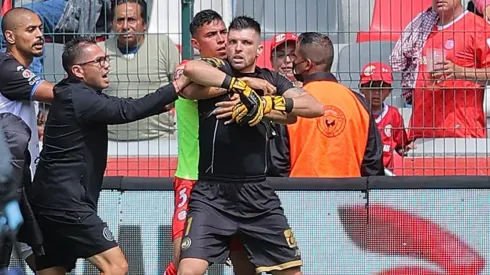 Tiago Volpi es detenido por sus compañeros.