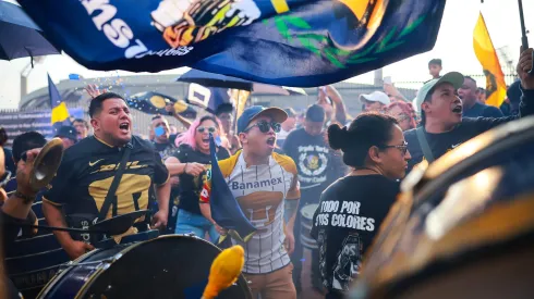 Los aficionados de Pumas UNAM cantando.