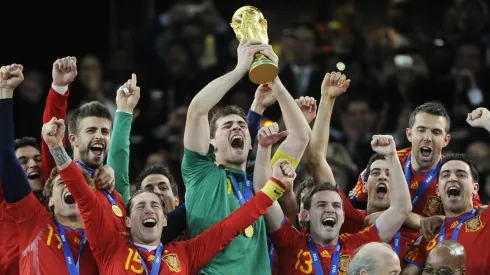 ¿A Tigres o Rayados? Fue campeón del mundo y ahora puede ser fichaje bomba en la Liga MXSpanien ist Weltmeister 2010 - Jubel mit dem Pokal vorn v.li.: Fernando Llorente, Sergio Ramos, Iker Casillas, Juan Manuel Mata, FIFA Präsident Joseph S. Blatter (Schweiz), Präsident Jacob Zuma (Südafrika), David Silva, Alvaro Arbeloa; hint: Joan Capdevila, Jesus Navas, Gerard Pique, Cesc Fabregas, Sergio Busquets, Carlos Marchena, Xavi Hernandez und Andres Iniesta PUBLICATIONxNOTxINxITA; Fussball Herren WM Nationalteam Länderspiel Finale Johannesburg Sieg Weltmeister Trophäe Pokal Objekte vdig xng 2010 quer premiumd xint o0 Jubel, Freude o0 Siegerehrung, Weltpokal, Funktionär, people, Politik, south africa, Sepp, Totale,
Image number 06161261 date 11 07 2010 Copyright imago Gribaudi ImagePhoto Spain is World Champion 2010 cheering with the Cup front v left Fernando Llorente Sergio Ramos Iker Casillas Juan Manuel Mata FIFA President Joseph s Blatter Switzerland President Jacob Zuma South Africa David Silva Alvaro Arbeloa Hint Joan Capdevila Jesus Navas Gerard Pique Cesc Fabregas Sergio Busquets Carlos Marchena Xavi Hernandez and Andres Iniesta PUBLICATIONxNOTxINxITA Football men World Cup National team international match Final Johannesburg Victory World Champion Trophy Cup Objects Vdig 2010 horizontal premiumd o0 cheering happiness o0 Award Ceremony World Cup Functionary Celebrities politics South Africa Sepp long shot