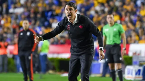 Beñat San José apunta contra la mano de Diego Valdés