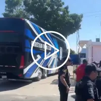 Aficionado del Atlas detenido por la policía por arrojar una botella al camión del Querétaro