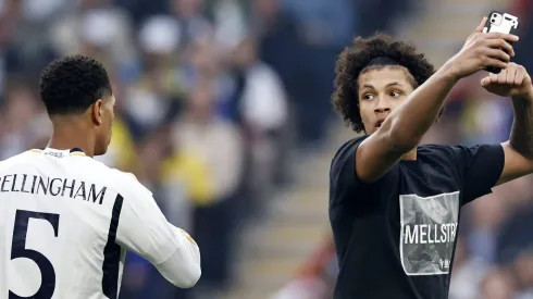 Los aficionados intentaron tomarse fotos en el campo de juego antes de ser atrapados.