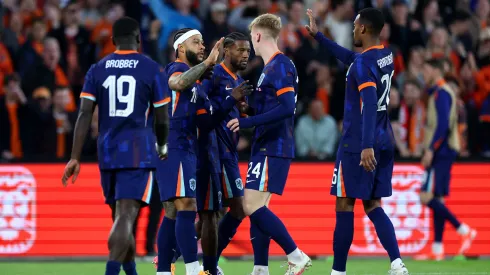 Depay celebra su gol junto al resto de sus compañeros.