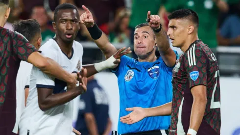 El árbitro Mario Escobar fue protagonista del encuentro entre México y Ecuador.