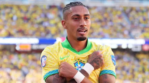Raphinha celebra un tanto de Brasil.