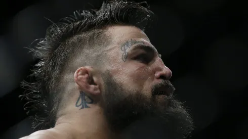 Mike Perry aguantó hasta donde pudo con Jake Paul y su rostro terminó desfigurado.