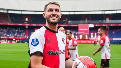 El delantero mexicano podría quedarse en el conjunto neerlandés