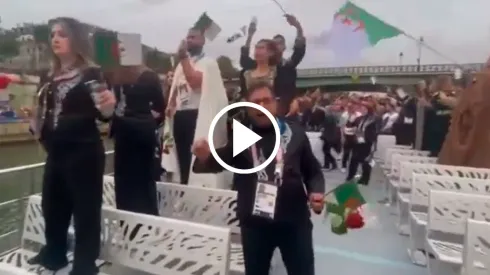 La delegación argelina arrojó flores al río Sena.