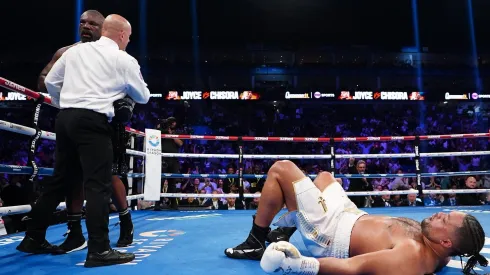Derek Chisora pudo ante Joe Joyce y hasta lo dejó tirado en la lona