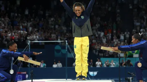 La reverencia de Simone Biles y Jordan Chiles ante la brasileña Rebeca Andrade.