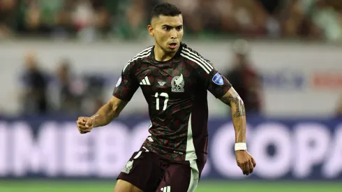 Rayados pretende sacar a Oberlín Pineda del AEK de Grecia