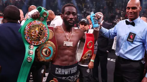 Terence Crawford renunció a su cinturón welter de la OMB pensando en acercarse a Canelo Álvarez.
