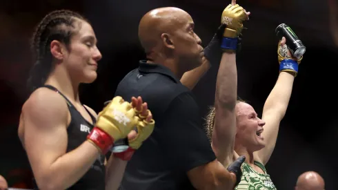 Alexa Grasso mira como Valentina Shevchenko le quita su cinturón del peso mosca de la UFC.