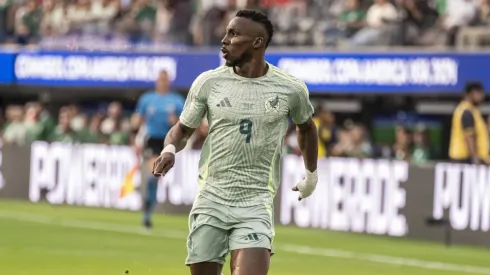 Julián Quiñones siguió el Clásico Nacional desde Arabia Saudita