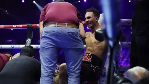 Ben Whittaker tuvo que ser asistido por los médicos después de caerse del cuadrilátero.