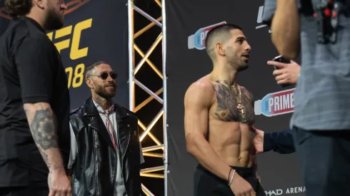 Ilia Topuria ingresó acompañado de Sergio Ramos a su último cara a cara con Max Holloway.