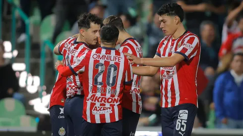 Los jugadores de Chivas festejan un gol.