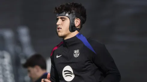 Pau Cubarsí juega con una máscara