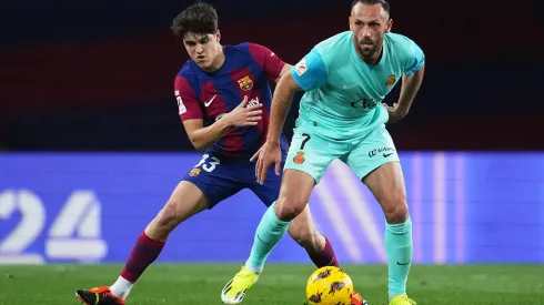 Pau Cubarsí disputa la pelota ante Vedat Muriqi en el último enfrentamiento entre Barcelona y Mallorca con victoria de los Culés por 1-0.