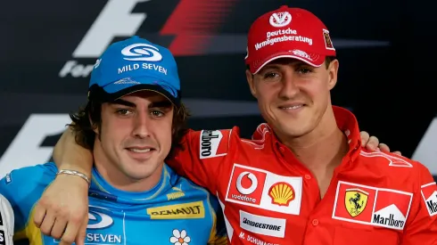 Michael Schumacher abrazando a Fernando Alonso