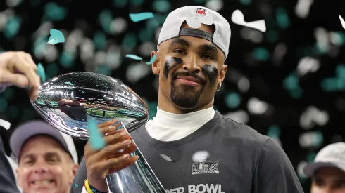 Jalen Hurts, mariscal de campo de Philadelphia Eagles, con el trofeo del Super Bowl LIX