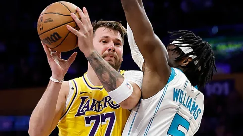 Luka Doncic y Mark Williams.