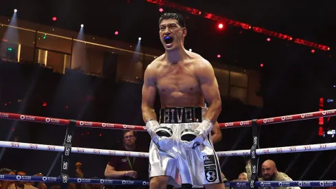 Dmitry Bivol dejó atrás la única derrota en su carrera y se consagró campeón unificado de los semipesados.